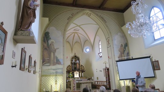 Interier poutního kostela (v presbytáři patrná středověká gotická klenba). První románský kostelík sv. Benedikta, mučedníka zde stál už ve 13. století.
