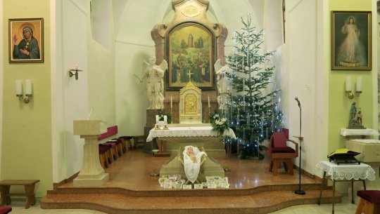 V letošním roce vánoční výzdoba liturgického prostoru byla pojata minimalisticky.
